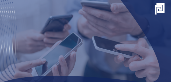 persone con telefoni cellulare in mano e logo proconsul bianco