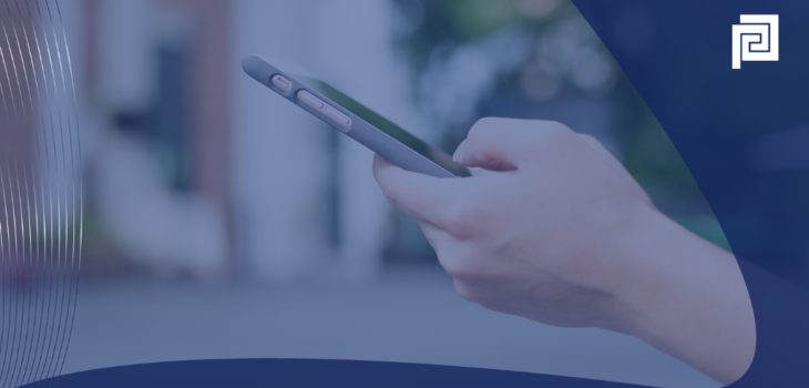 Mano con telefono colore blu e logo proconsul