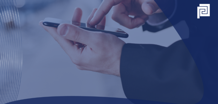 Mani con telefono sui toni del blu e logo proconsul