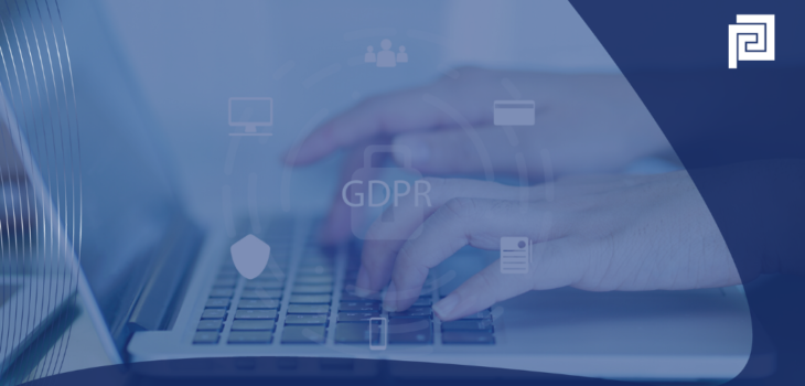 Mani che scrivono al pc e scritta GDPR in bianco